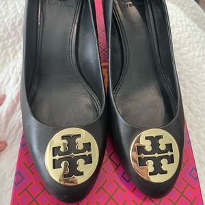 Tory Burch Alice Wedge 7.5 Black and Gold